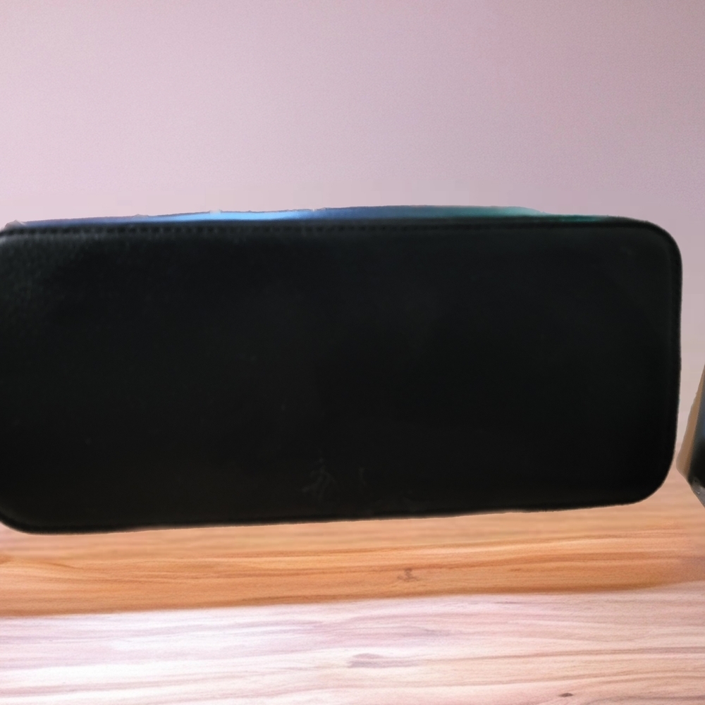 Elegant Black and Cream Handbag - Picture 3 of 5